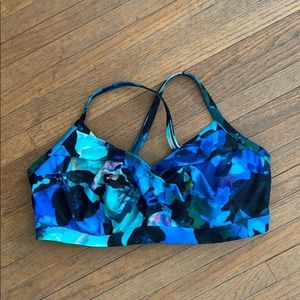 Barely worn Athleta bra-sized bikini top. 38 D/DD